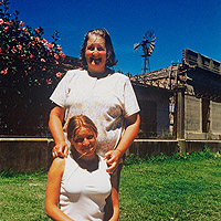 Elena Savoy (nom de jeune fille) de Liaudat (nom du mari) et sa petite-fille, colonie suisse de Baradero, novembre 1998. Photo Christophe Mauron. 